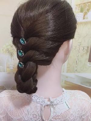 A post by @hellen586586 on TikTok caption: #woman #hairstyle