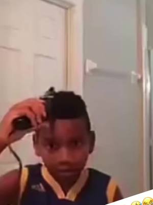 A post by @tounoune on TikTok caption: Voilà ce qu'il ce passe quand un enfant trouve un tondeuse 🤣😂🤣  JUST DO IT ✅ #enfant #children #child #coiffure #panique #trou #mdr #omg #tounoune