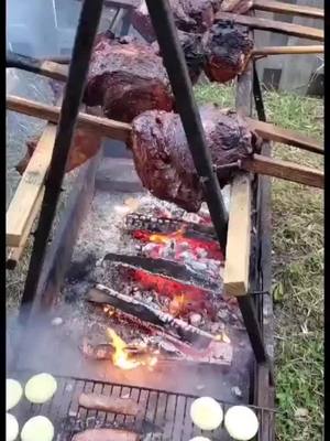 A post by @co_cinero on TikTok caption: Vamos a ver quién me dice que es esto 😱 que ves en el video? Si lo quieres dale Like y feliz día para todos!#meat #meatlover #meateater #arepa