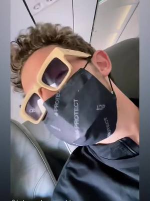 A post by @ruggevideos on TikTok caption: A bordo ✈️