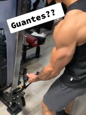 A post by @ on TikTok caption: Que tienen de malo? 🤷🏻‍♂️😅 #gym #humor #fit #guantes #parati