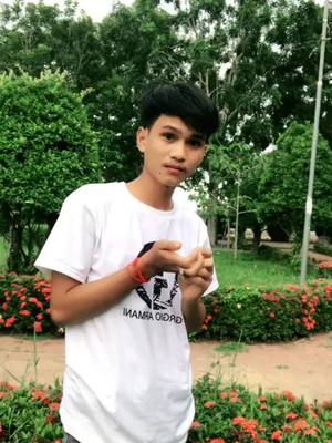 A post by @both_boy_150901 on TikTok caption: មិចខឹងមែន😹❤️#Bot