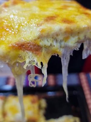 A post by @fanci.food on TikTok caption: cheesy garlic bread 🍞 😋 do you like it? #garlicbread  #cheese #food #yummyfood #delicious