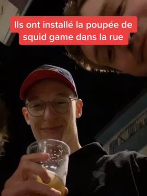 A post by @sniouse on TikTok caption: Ils ont installé la poupée de squid game dans la rue ça fait super peur #squidgame #poupée #netflix #123soleil #pourtoi #foryou #squidgamenetflix