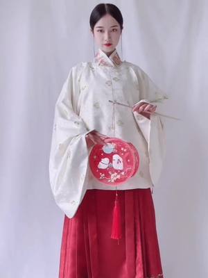 A post by @hanfu_girls on TikTok caption: #hanfu #hanfugirls #beauty #mystyle #intangibleculturalheritage