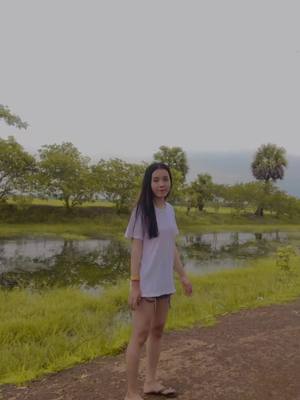 A post by @nit__sueii0 on TikTok caption: ជាសង្សាអូនហើយដឹងទេអាពងក្ត🥺😹#ត្បូងឃ្មុំ💎🐝