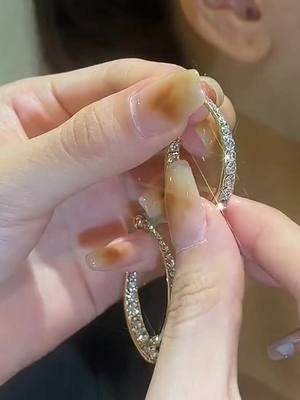 A post by @ianhiblue on TikTok caption: #ring #makeup #beautiful #fashion #fyp #foryou