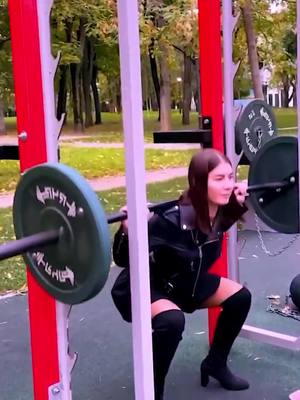 A post by @ariel.love0 on TikTok caption: Right way #weightlifting #tiktok #foryou