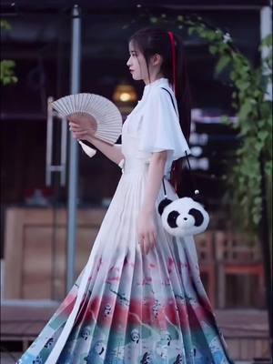 A post by @hanfu_girls on TikTok caption: #hanfu #hanfugirls #beauty #mystyle #intangibleculturalheritage