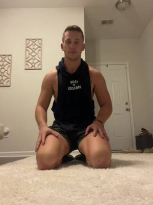 A post by @thematthewreeder on TikTok caption: I kinda like this trend 🦍 #pushupchallenge #leftright #fyp #foryou