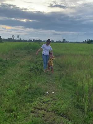 A post by @sreykhouch000 on TikTok caption: មកញ៉ែគេមានមេីលកូនគេអត់😜😜