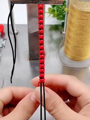 A post by @comty13 on TikTok caption: #mädchen #DIY #ropetutorial #👍👍👍👍 #fürdich #stricken #diytoturial #doltyourself #handbuch #scrollen