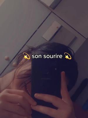 A post by @_m.e.n.d.y.15_ on TikTok caption: .. #pourtoi  #foryou  , idd la plus belle personne qui existe a tes yeux 😍  #sourire #visage #main