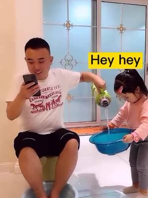 A post by @manoellacampellohu on TikTok caption: #greenscreenvideo #This father is also an idiot.The water to washhis feet is gone and he also bathes his feet#foryoupage #funnyvideos #fypシ