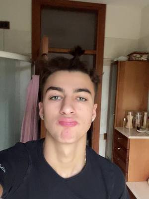 A post by @simonecaasadeii on TikTok caption: Giuro non metto mai la camicia 😂