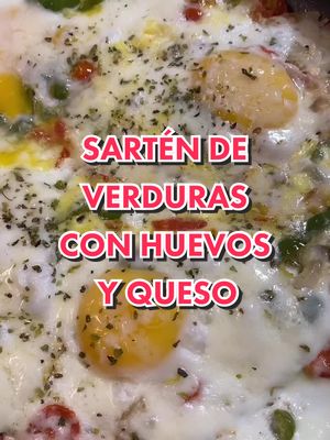 A post by @conbuencondimento on TikTok caption: Sartén de verduras con huevos y queso 🫑🧅🥚🧀 #CocinaEnTikTok #AprendreEnTikTok #RecetasFaciles #fyp #foryoupage #foryou #comida #food #viral #recetas