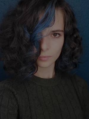 A post by @helira13 on TikTok caption: plutôt cheveux long ou cheveux court ?#longhair #shorthair #hair #bluehair