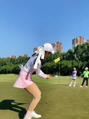 A post by @golfhubblebubble on TikTok caption: ⛳⛳#girl #sports #golf #golfgirl #golfswing #golfteacher #foryou #fitness