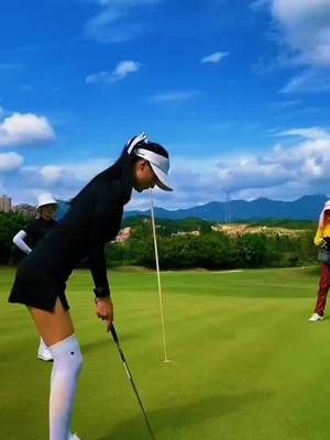 A post by @golfhubblebubble on TikTok caption: 🥰🥰⛳#girl #golfgirl #golf #golfswing #golfteacher #foryou