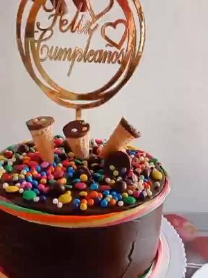 A post by @mr.vigo_ on TikTok caption: #publicidad #cake #chocolate #fudge #happybirthday #xyz #parati #foryou #cakedecorating #trujillo #perú #xyzabc #abcxyz #tiktok #tiktoker #seleve #destacame #fip