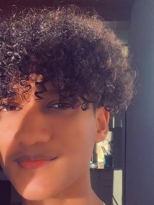 A post by @seim__143 on TikTok caption: Yessir 🌞#curlyhair