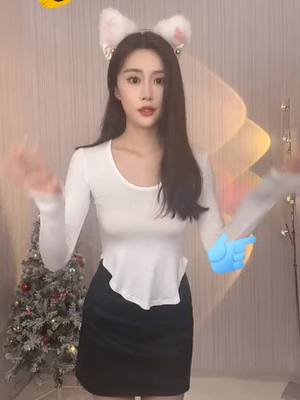 A post by @linziyao20 on TikTok caption: Today is a cute kitten🐱#sexylady😘💋