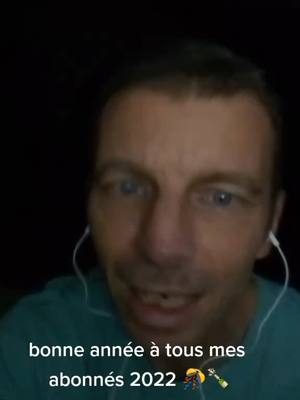 A post by @ismaellefilliatr3 on TikTok caption: bonne année à tous mes abonnés 2022 🎊🥂🍾🎉🥁♥️🥰👍🍀