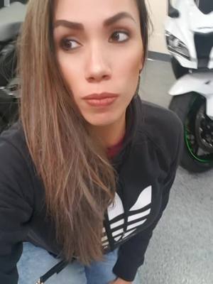 A post by @desdezer0 on TikTok caption: Amonos de compras #yamaha #bikergirl #r6 #bikerbabe #yamahar6 #biker #motos