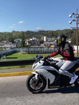 A post by @franzomv on TikTok caption: ¿Ustedes que moto tienen? 🤯 #xalapa #franzomv #pareja #toxica #moto #metas #parejas #chulada #kawasaki #dominar