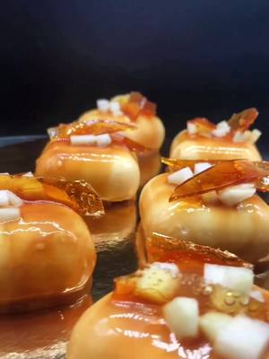 A post by @saraaah.mra on TikTok caption: Entremets vanille poire caramel 🤤🍐 #poire #caramel #entremets #patisserie #miam // insta : lesdouceursde_sarah