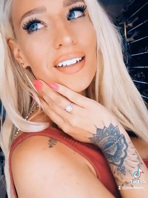 A post by @jenndream_ on TikTok caption: Kommentiert mal als wenn ihr mindestens 87 Jahre alt seid😄 Ich antworte dann darauf #jenndream #shindy #babygirl #fyp #fy #viral #foryou #rap