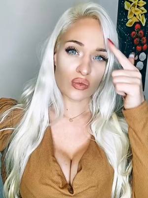 A post by @jenndream_ on TikTok caption: Inmer noch noch nie geguckt, sollte ich?😅 #jenndream #fyp #duettme #duett #fy #acting #hdg #blonde #viral #foryou #foryoupage