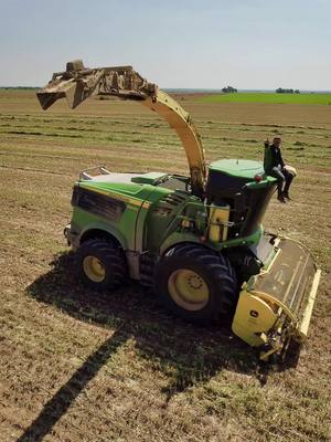 A post by @lukemitch650 on TikTok caption: Counting down the days till the 22 season 🌾🌽🚜🏴󠁧󠁢󠁥󠁮󠁧󠁿#9900i #agcontracting #johndeere #yfc #LinkBudsNeverOff #trending