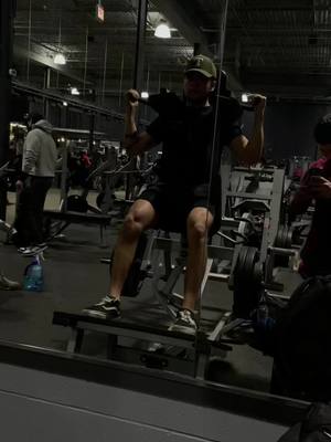 A post by @tonhwk on TikTok caption: Train to failure !! #fyp #GymTok #fitness