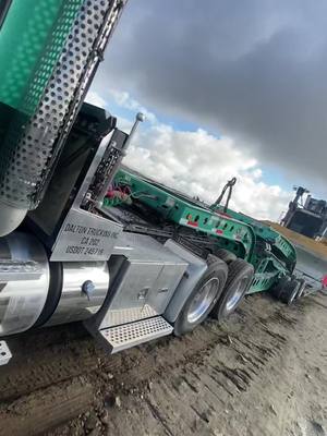 A post by @justtruckinaround_ on TikTok caption: Training day on the 9 #lowbeddersunited #lowbedlife #daltontrucking