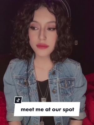 A post by @imjeary on TikTok caption: ✨meet me at our spot✨ no quise quedarme con ganas de hacer un mini cover de esta canción que amo. 🤍 #foryou #sing #singer #meetmeatourspot