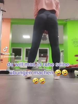 A post by @juliaanna123456 on TikTok caption: 😂🤣🤣🤣🤣#viral #ü40 #sportistmeinetherapie #insta #foryoupage #fitness #curvy #tattoowoman