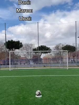 A post by @marco_glezz on TikTok caption: Petanca con la línea ⚽@unai_mnz @danicabllero #parati #tiktokfutbol #tiktokfutbolacademy #viral #supernuevas