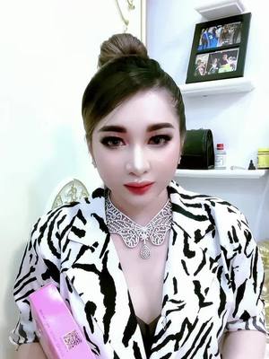 A post by @heng_maly on TikTok caption: #ad កុំគិតយូចូលមកបងៗអូនៗឆាប់ប្រើ👉🏻 ឆាប់ស្អាត 👉🏻ឆាប់ចូលលក់ ឆាប់អាងកើបលុយដូចគេ 👉🏻គេម្នាក់លក់អស់ហើយ គេម្នាក់ប្រើអស់ហើយចុះណប់ចិត្តនៅចាំដល់កាលទៀតវើតៗ😻តំណាងចែកចាយ99$📨📨🚛