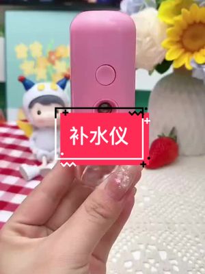 A post by @ango914 on TikTok caption: 干燥可以用纳米喷雾补水仪，可以喷爽肤水，牛奶，花露水驱蚊，USB充电携带方便#补水喷雾#补水仪