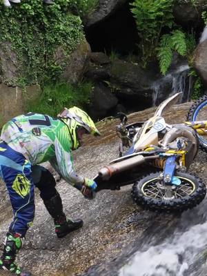 A post by @enduro_ru on TikTok caption: Что бы ты сделал на их месте? #motosport #enduro #husqvarna