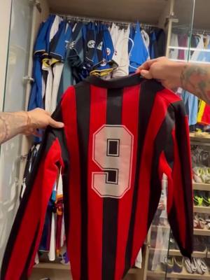 A post by @marcomaterazzi on TikTok caption: Mi avete chiesto tante volte chi fosse il mio idolo da bambino.. continua la serie di video tra i miei ricordi. #Materazzi #magliecalcio #vanbasten #calcioitaliano #football #milan