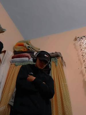 A post by @its.vanguers on TikTok caption: #👽vanguers🧢