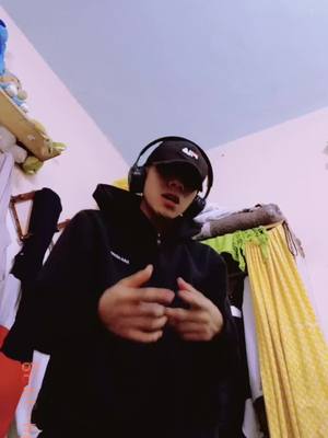 A post by @its.vanguers on TikTok caption: Holaaa ♥️#👽vanguers🧢