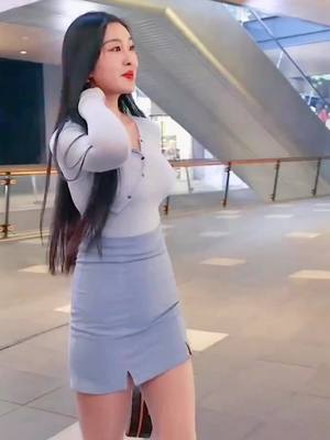 A post by @chxiaohu on TikTok caption: Street photo beauty#girl #hot #belle #prettp #foryou #outfit #long legs