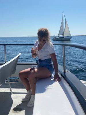 A post by @lealequette on TikTok caption: #publicité Petite présentation 🤗 #mer #camargue #sunny #soleil #lady #women #jetpuffedsmourth #jet #moment #foryou #fyp #pov #pourtoi #verre #trend #abonne