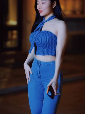 A post by @chxiaohu on TikTok caption: Street photo beauty#girl #pretty #foryou #stature #outfit #hot #beauty #sexy #belle