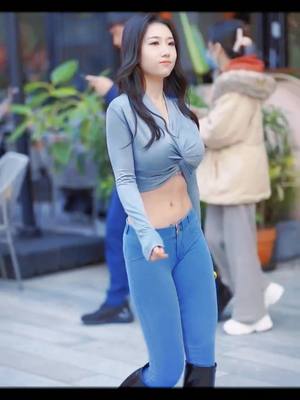 A post by @chxiaohu on TikTok caption: Street photo beauty#girl #pretty #foryou #stature #outfit #hot #beauty #sexy #belle