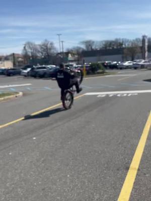 A post by @poppawheelie22 on TikTok caption: Nice landdddddd😈💪🏼 @jc.bloxk @buildabicycle @Caden @rozaatii @ryan @panchowheelie_ @SE Bikes #fypシ #foryou #foryoupage #goviral #bikelife #sebikes #sebikeslife