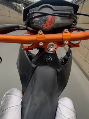 A post by @tymal_bklf on TikTok caption: Un lavage s’impose là 🤦🏽‍♂️                   #bikelife #ktm #supermotard